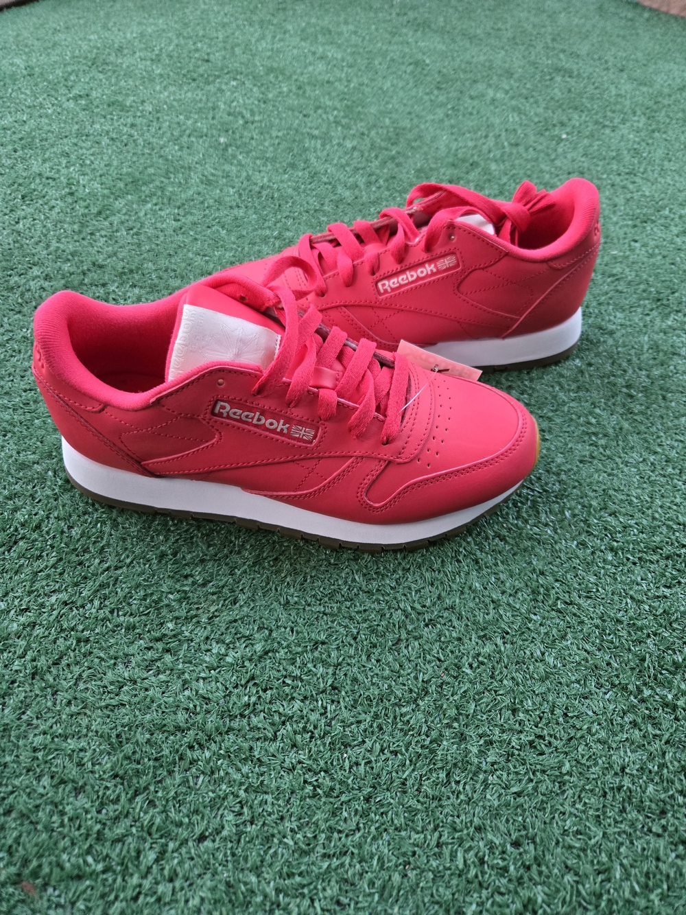 Reebok Classic Low Top Sneakers in Bright Pink